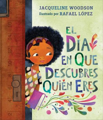 Cover of El Dia En Que Descubres Quien Eres by Jacqueline Woodson and illustrated by Rafael Lopez. Features a drawing of a girl holding a book and peeking out from behind a door.